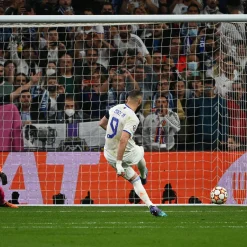 Pursuit 3 Rentrée Scolaire|Memorabilia^Filet de but encadré du stade Santiago Bernabéu LDC 21/22