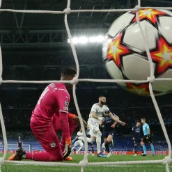 Pursuit 3 Rentrée Scolaire|Memorabilia^Filet de but encadré du stade Santiago Bernabéu LDC 21/22