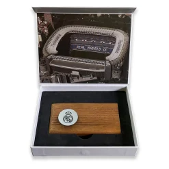 Pursuit 3 Rentrée Scolaire|Memorabilia^Morceau du vestiaire du Real Madrid au stade Santiago Bernabéu - Bois de teck brun