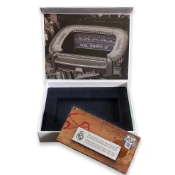 Pursuit 3 Rentrée Scolaire|Memorabilia^Morceau du vestiaire du Real Madrid au stade Santiago Bernabéu - Bois de teck brun