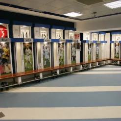 Pursuit 3 Rentrée Scolaire|Memorabilia^Morceau du vestiaire du Real Madrid au stade Santiago Bernabéu - Bois de teck brun