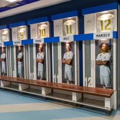 Pursuit 3 Rentrée Scolaire|Memorabilia^Morceau du vestiaire du Real Madrid au stade Santiago Bernabéu - Bois de teck brun