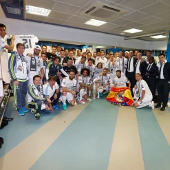 Pursuit 3 Rentrée Scolaire|Memorabilia^Morceau du vestiaire du Real Madrid au stade Santiago Bernabéu - Bois de teck brun