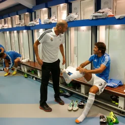 Pursuit 3 Rentrée Scolaire|Memorabilia^Morceau du vestiaire du Real Madrid au stade Santiago Bernabéu - Bois de teck brun