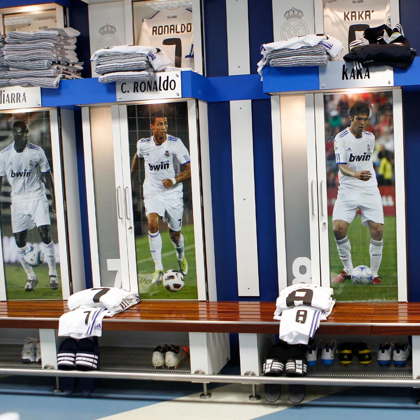 Pursuit 3 Rentrée Scolaire|Memorabilia^Morceau du vestiaire du Real Madrid au stade Santiago Bernabéu - Bois de teck blanc