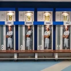 Pursuit 3 Rentrée Scolaire|Memorabilia^Morceau du vestiaire du Real Madrid au stade Santiago Bernabéu - Bois de teck blanc